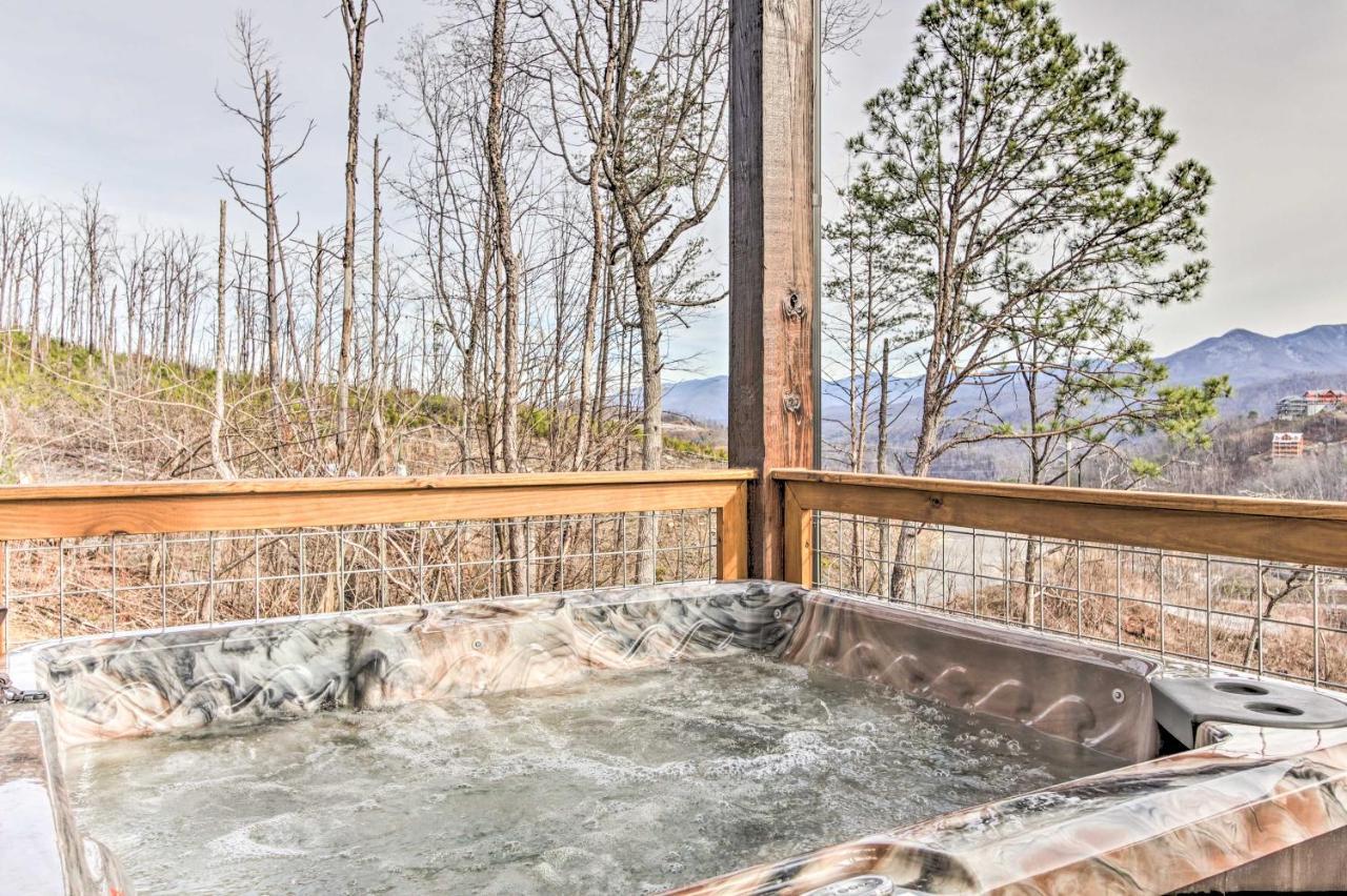 Smoky Mountain Hideaway With Hot Tub, Deck And Views! Vila Gatlinburg Exterior foto
